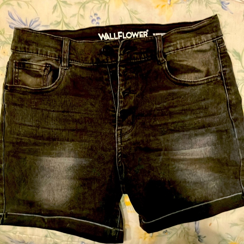 Wallflower Irresistible High Rise Button Fly Shorts sz 7